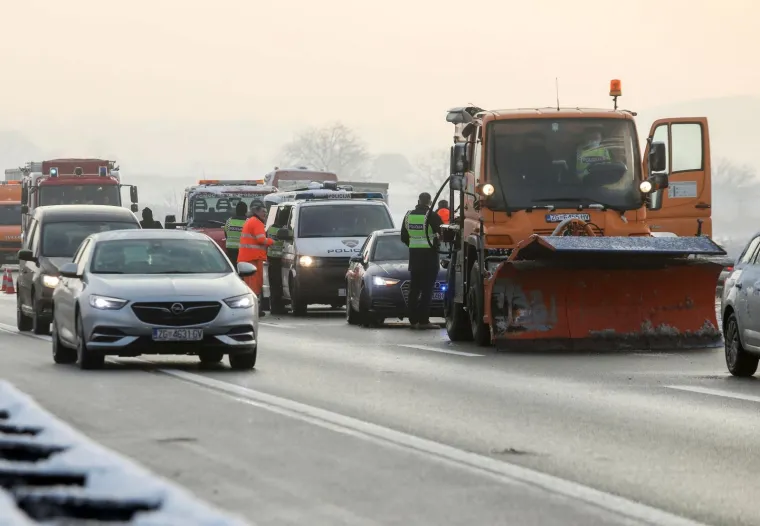 TEŠKA PROMETNA NESREĆA NA ZAGREBAČKOJ OBILAZNICI: U sudaru automobila i ralice poginula jedna osoba