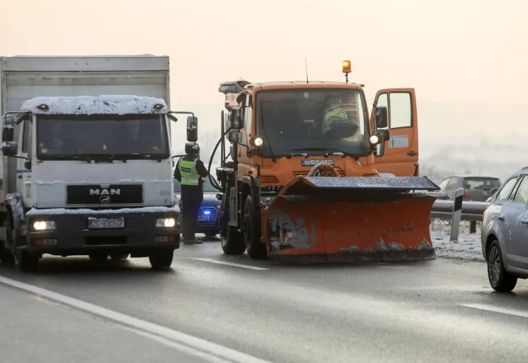 TEŠKA PROMETNA NESREĆA NA ZAGREBAČKOJ OBILAZNICI: U sudaru automobila i ralice poginula jedna osoba