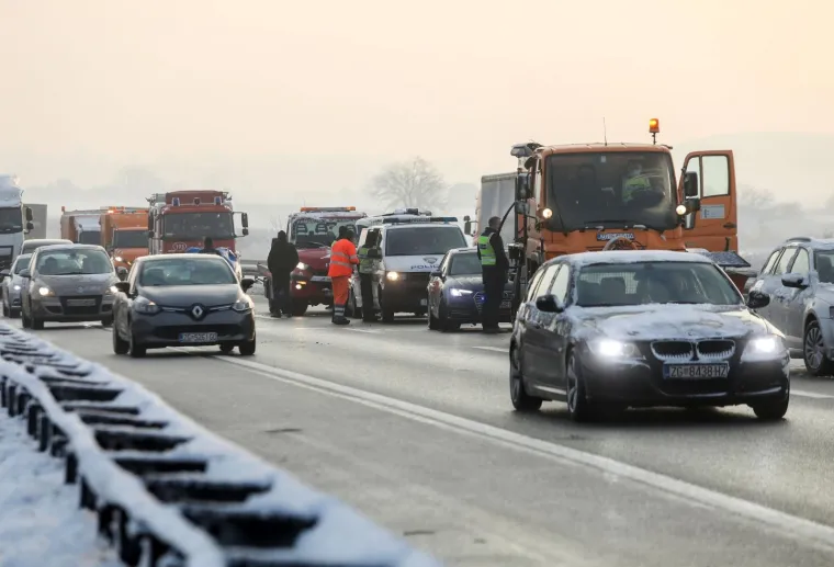 TEŠKA PROMETNA NESREĆA NA ZAGREBAČKOJ OBILAZNICI: U sudaru automobila i ralice poginula jedna osoba