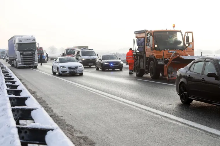 TEŠKA PROMETNA NESREĆA NA ZAGREBAČKOJ OBILAZNICI: U sudaru automobila i ralice poginula jedna osoba