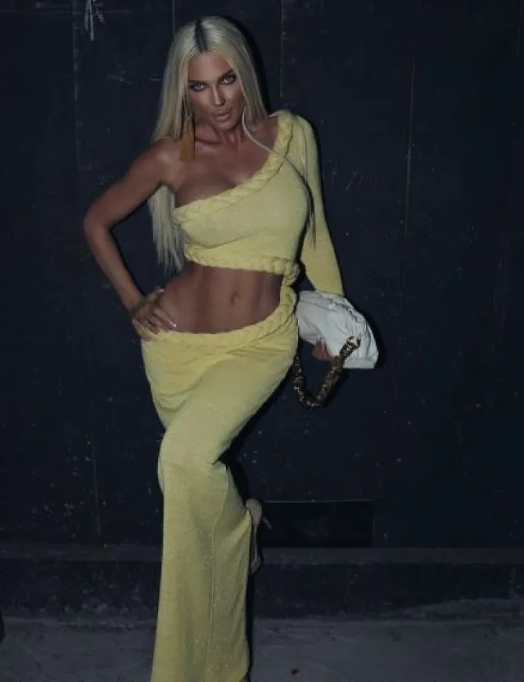Jelena je opet pokazala svoj goli trbuh, a slične fotografije objavila je na svom Instagramu, no prije toga popeglala ih je u Photoshopu kako bi prikrila svoje nesavršenosti. Foto: Instagram/Jelena Karleuša