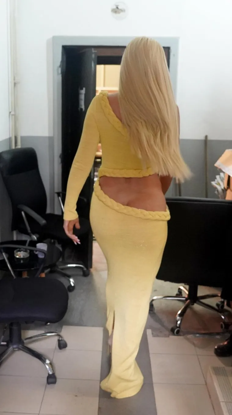 Pjevačicu su paparazzi uhvatili pri ulasku u studio, a na sebi je imala žutu haljinu koja je više otkrivala nego što je pokrivala, a izgleda da ju je Jelena obukla bez grudnjaka i gaćica. Foto: Antonio Ahel/ATAImages/PIXSEL