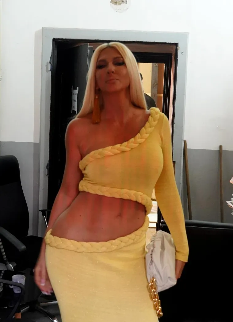 Srpska pjevačica Jelena Karleuša i ovoga tjedna privukla je pažnju javnosti svojom provokativnom odjevnom kombinacijom kad se pojavila na snimanju showa "Zvezde granda" u Beogradu. Foto: Antonio Ahel/ATAImages/PIXSEL