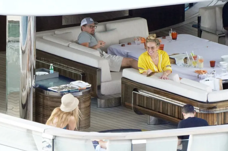Leonardo DiCaprio (opet) ima novu curu? Misteriozna plavuša pratila svaki njegov pokret i pazila da mu nije hladno
