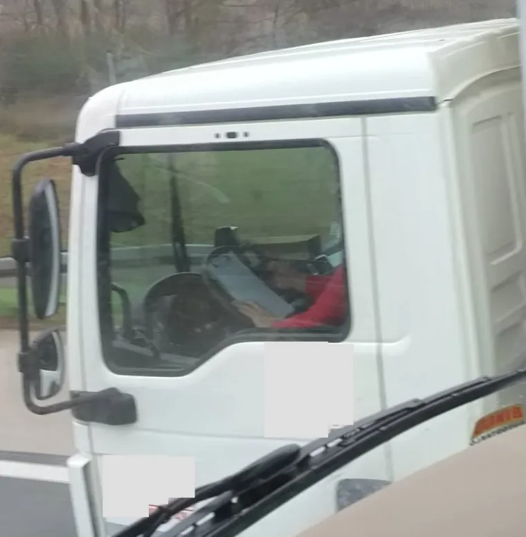 Opis: &apos;70km/h zagrebačkom obilaznicom. Stvara gužvu gdje je zabrana pretjecanja za kamione, a u ruci drži mobitel i piše papire&apos;
Komentar: &apos;Možda je gazda, radnik i sekretarica, u jednom. 3u1&apos;