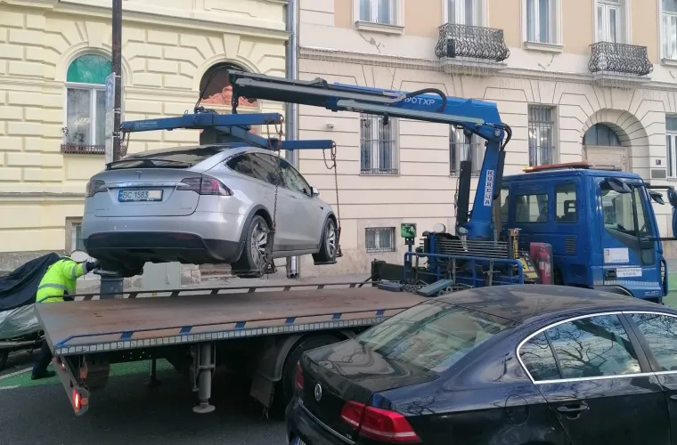 Opis: Tesla parkirana pored punjača na koji nije priključena završila u zraku.
Komentar: &apos;Da nije na bežično?&apos;
