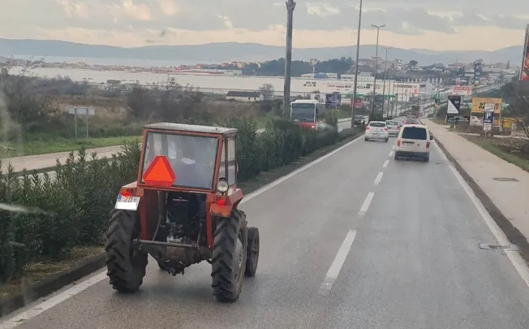 Opis: Običan odlazak u grad 
Komentar: &apos;Za njega je to brza cesta pa može i lijevom trakom.&apos;