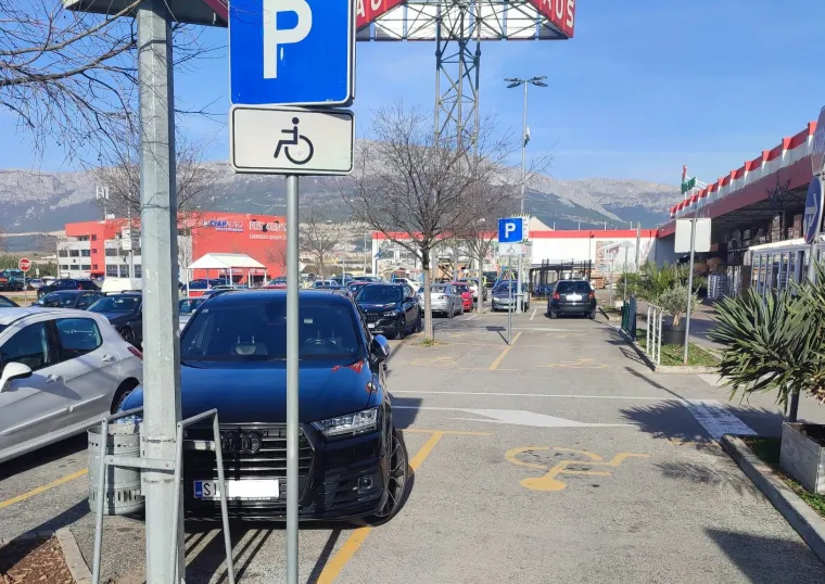 Opis: Za svaki slučaj zauzeo 2 mjesta za osobe s invaliditetom 
Komentar: Za nas koji imamo BMW, Audi ili Mercedes to je sasvim normalno. Običan svijet to ne razumije&apos;
