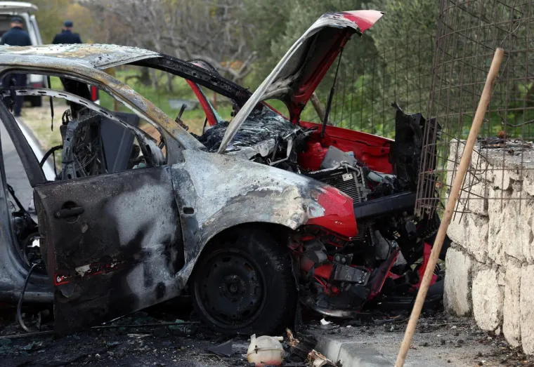 TEŠKA NESREĆA U TISNOM: Automobil se zabio u zid i zapalio, tri osobe ozlijeđene