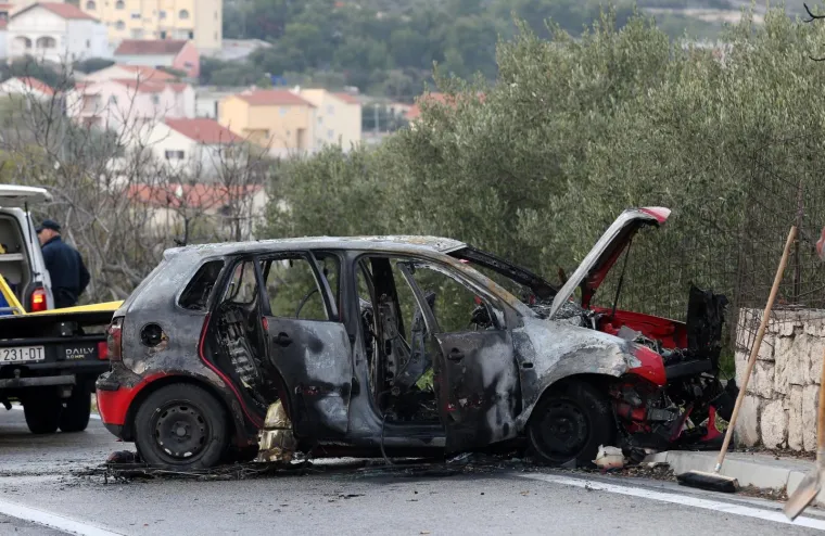 U Tisnom na otoku Murteru danas je osobno vozilo udarilo u zid i zapalilo se. Lokalni mediji javljaju da su tri osobe zatražile liječničku pomoć nakon ove nesreće. Policija obavlja očevid kako bi utvrdila okolnosti pod kojima se vozilo zabilo u zid i planulo.