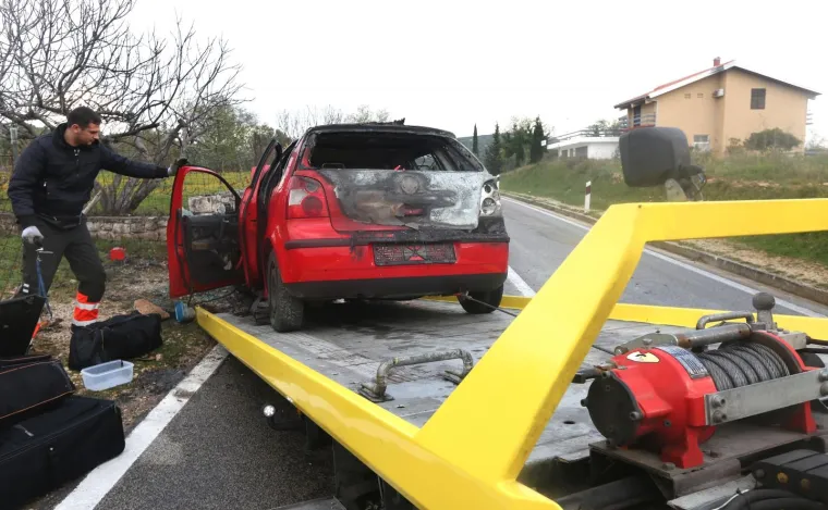 TEŠKA NESREĆA U TISNOM: Automobil se zabio u zid i zapalio, tri osobe ozlijeđene