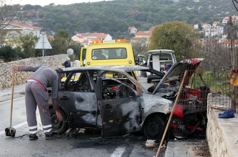TEŠKA NESREĆA U TISNOM: Automobil se zabio u zid i zapalio, tri osobe ozlijeđene