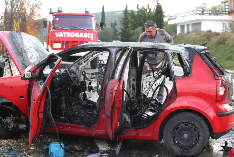 TEŠKA NESREĆA U TISNOM: Automobil se zabio u zid i zapalio, tri osobe ozlijeđene