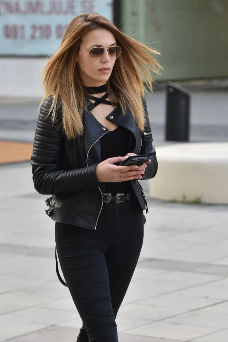 [FOTO] BIVŠA MISS HRVATSKE I SDP-ova KANDIDATKINJA PROŠETALA ŠIBENIKOM: Baš sve je imala crno, od remena do mobitela