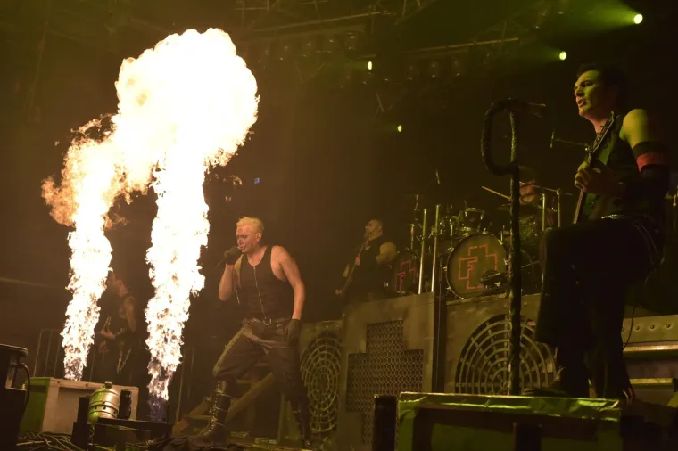 Osim toga, Rammstein je imao veze i s kanibalom. Jedna od najozloglašenijih pjesama Rammsteina, &quot;Mein Teil&quot;, temelji se na istinitoj priči o Arminu Meiwesu, čovjeku koji je u zatvoru zbog kanibalizma. Točnije, Meiwes je raskomadao i pojeo tijelo Bernda Juergena Brandesa dok je žrtva još bila živa. Richard Kruspe, gitarist benda, ovu je priču vidio kao vrijedan materijal. Istraživanjem je otkrio da je Meiwesova majka uništila gotovo sve njegove odnose koje je imao s drugim ljudima i zaključio da je Miewes možda želio pojesti drugu osobu kako bi je uvijek imao uz sebe.