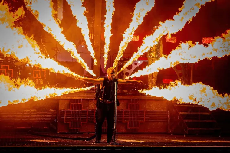 Poznato je to da Rammstein koristi puno pirotehnike u svojim nastupima, tako da slučajno paljenje članova benda nije baš nevjerojatno. Zapravo, pjevač Till Lindemann je jednom prilikom opekao nogu tijekom nastupa. Nakon toga počeo je nositi vatrootpornu odjeću, ali se u najmanje 20 navrata pretvarao da gori bez vatrootporne odjeće, da bi stvorio dojam straha i apsolutne drame.