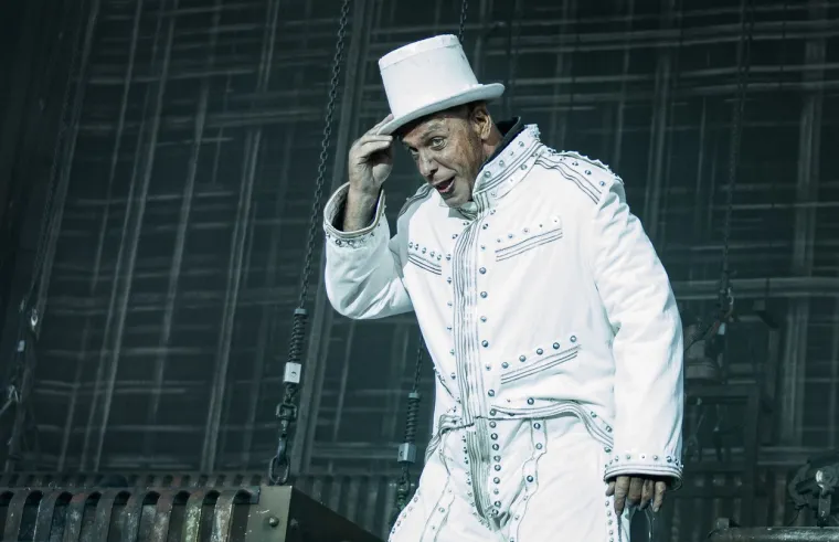 Da ima čudne obožavatelje, Till je otkrio u intervjuu za Rolling Stone, Lindemann je upitan koja je bila najčudnija prosidba koju je ikada doživio od obožavateljica. Pjevač je rekao da ga je jedna obožavateljica pristojno pitala može li mu kakati na čelo. &quot;Ponudila mi je &apos;praline&apos;, jednu od onih malih čokoladnih komadića koje rade u Francuskoj, s tartufima i sličnim, delicijama. Rekla je to poetičnim i romantičnim riječima. Nije baš direktno rekla mogu li kakati na tvoje čelo? Rekla je to jako pristojno, mogu li vas ponuditi pralinom?&quot;, ispričao je tada Till.