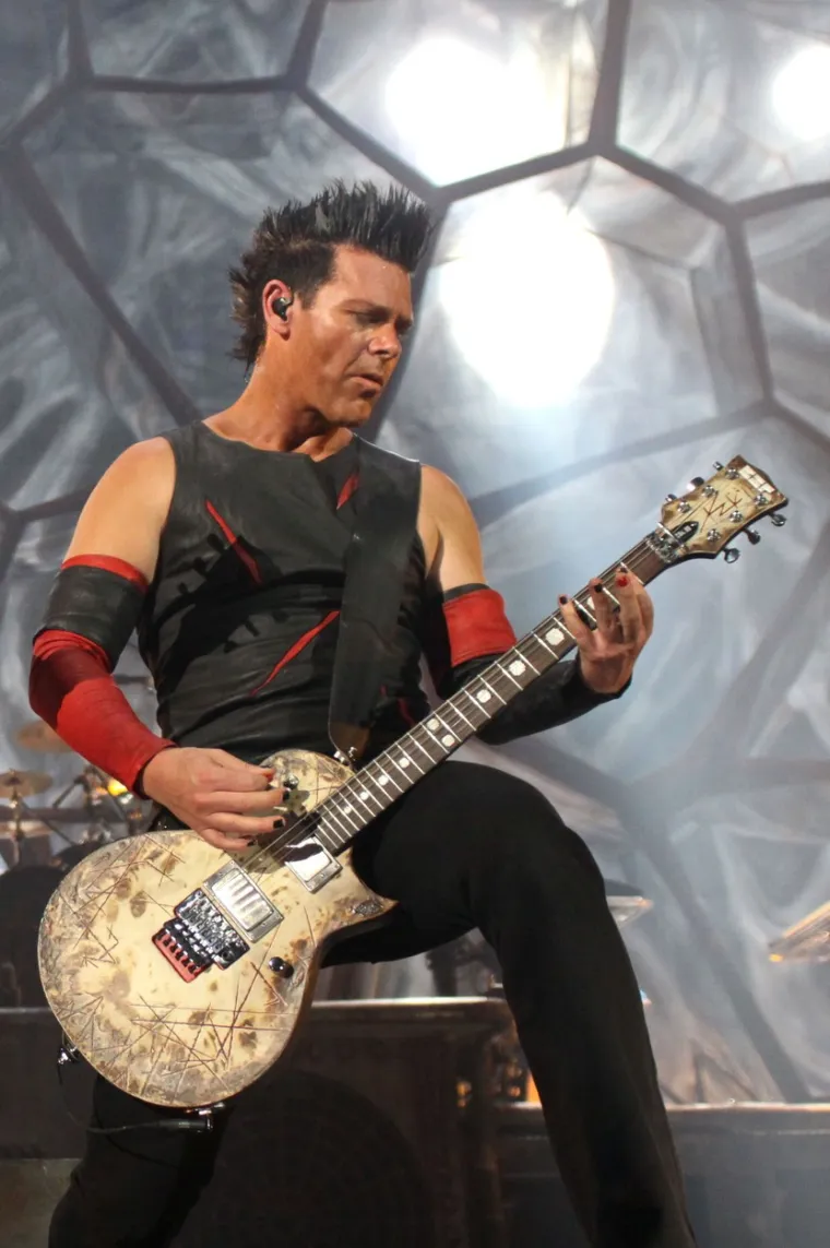 Sada malo sapunice, gitarist Rammsteina, Richard Kruspe, je dobio dijete s bivšom ženom pjevača Tilla Lindemanna. Naime, mnogi misle da je 26-godišnja Khira Li Lindemann kći Tilla Lindemanna. Zapravo, ona je kći Richarda Kruspea. Njegova kći nosi Lidemann prezime jer bivša žena  pjevača još uvijek nosi prezime svog bivšeg muža Tilla Lidenmann. Zbunjujuće? Malo, ali to vam je Rammstein, živuća telenovela.