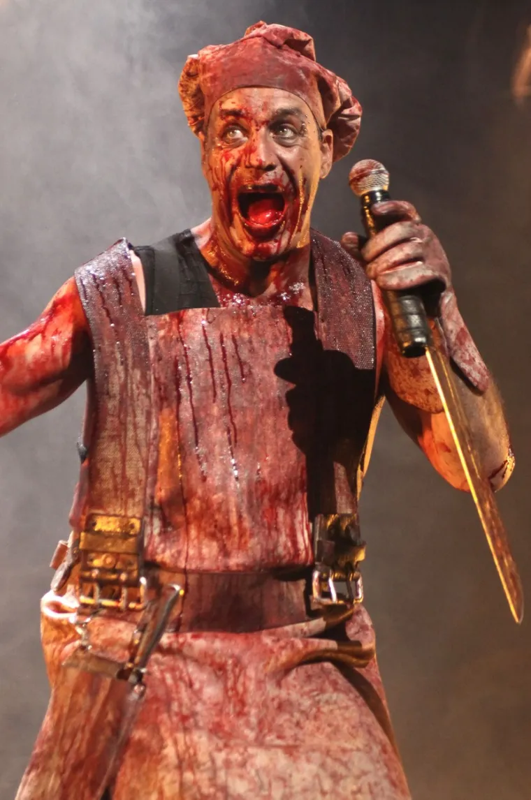 Till Lindemann u medijima je uvijek govorio da su mu roditelji podrška u onome što radi. Međutim, unatoč ovoj tvrdnji, njegova je mama ipak izašla usred nastupa. Lindemann je za Rolling Stone kazao: &quot;Svirali smo u restoranima i pubovima na jugu Njemačke. I moja obitelj je otišla u mjesto blizu mog sela. I bila je jedna pjesma, Das Alte Leid, gdje bih bio na pozornici i pjevao, želim je*ati. A tih dana bilo je, kao, opsceno pjevati to pred 800 ljudi. I vidio sam svoju mamu, kako se okrenula i napustila koncert, dok se sestra počela smijati. Pomiješani osjećaji, pomiješane reakcije. Pjesma je stvarno spora i stvarno teška. Mojoj mami je to teško palo. Tada je radila na radiju i dovela je sve svoje kolege na koncert&quot;.