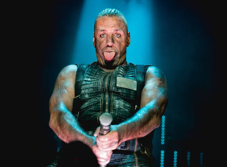Bili su i u zatvoru! Naime, dok je izvodio pjesmu &quot;Buck Dich&quot; tijekom koncerta u Worcesteru, pjevač Till Lindemann je s klavijaturistom Flakeom Lorenzom simulirao seks s lažnim, plastičnim falusom. Iako su obojica muškaraca ostala potpuno odjevena tijekom čina, uhićeni su zbog &quot;razvratnog i lascivnog ponašanja&quot; 5. lipnja 1999., a sljedeći dan su pušteni iz zatvora.