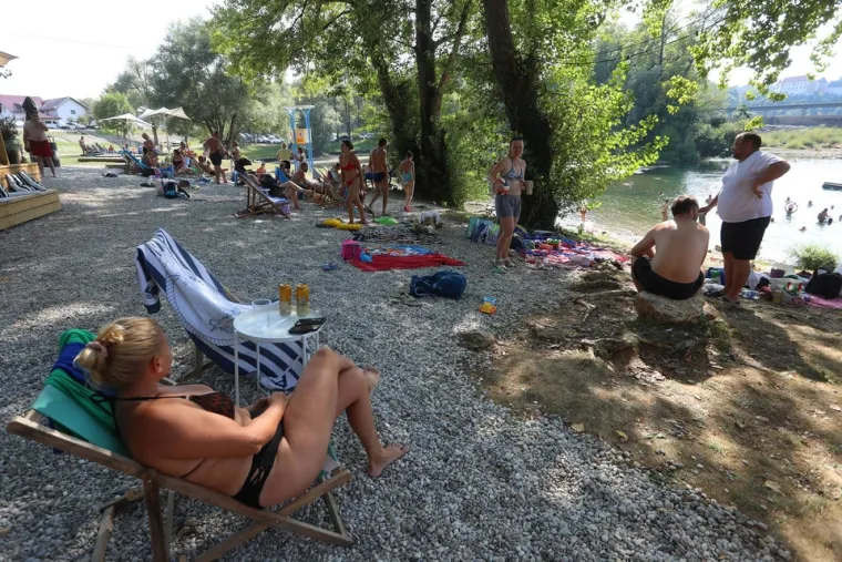 Rijeka Kupa sve je češći odabir kupača: Ozljani uživali u blagodatima popularnog kupališta