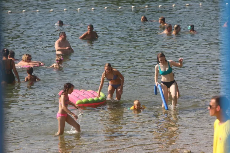 Rijeka Kupa sve je češći odabir kupača: Ozljani uživali u blagodatima popularnog kupališta