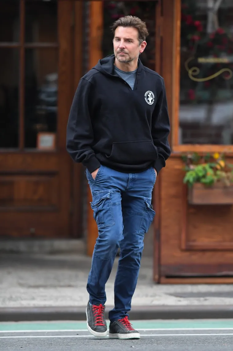 Svojedobno su prizori Bradleyja s majkom i Shayk na crvenim tepisima gdje je on stajao između njih dvije te obje držao za ruku, nasmijavali su javnost.

