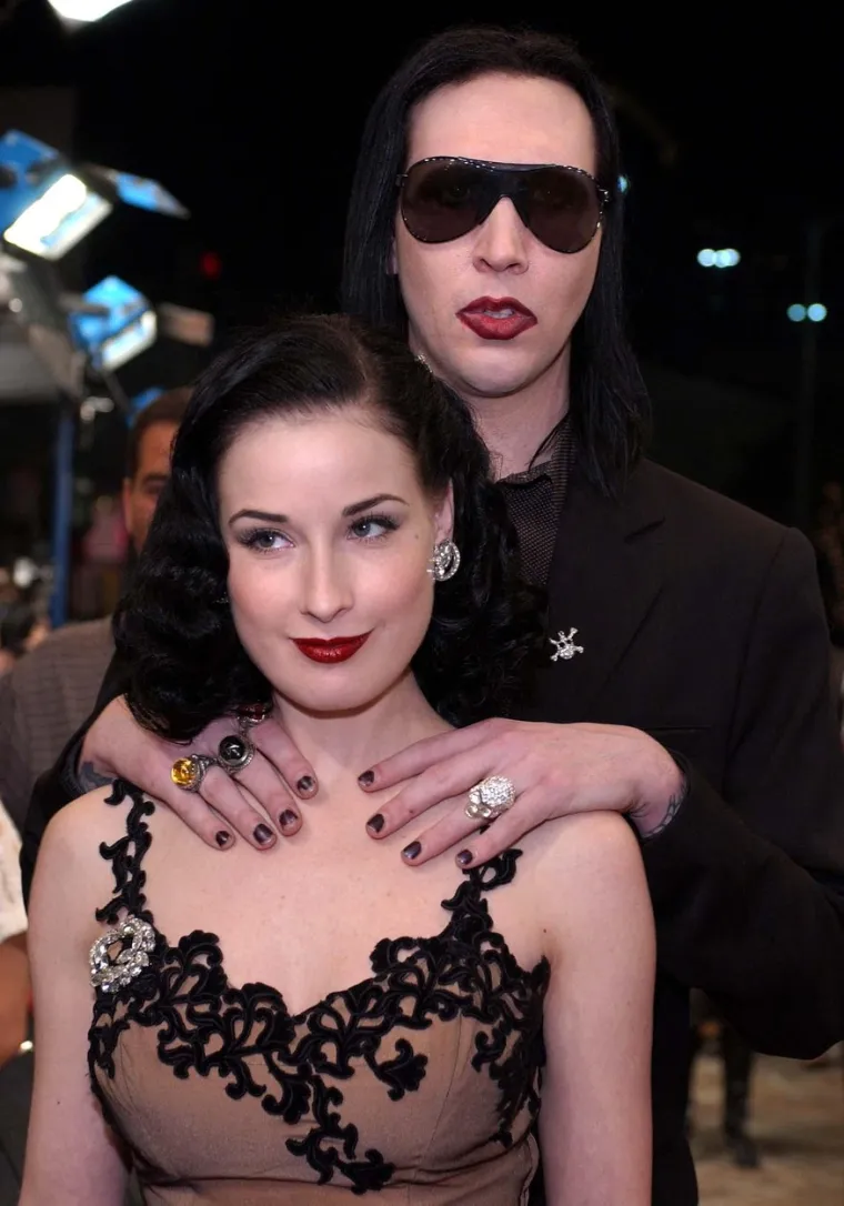 Naime, u veljači prošle godine oglasila se i Mansonova bivša žena Dita von Teese. Dita je svoju izjavu tada objavila na Instagramu, isto kao i drugih pet žena, među kojima je glumica Evan Rachel Wood i sam optuženik Manson. &quot;Procesuiram vijesti o Marilynu Mansonu koje su se pojavile. Oni koji su bili zabrinuti zbog mene, cijenim vašu dobrotu. Molim vas, znajte da detalji koji su objavljeni, nemaju sličnosti s mojim osobnim iskustvom tijekom naših sedam godina kao par&quot;, napisala je u izjavi von Teese.
