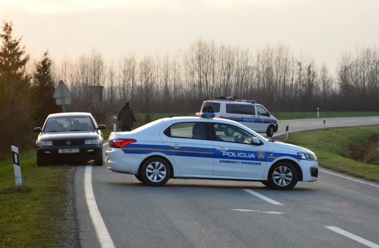 Crno Selo - U teškoj prometnoj nesreći koja se dogodila na ulasku u Crno Selo poginuo je 41-godišnji motociklist iz Đakova. Motociklist je zaobilazio vozilo i frontalno udario u automobil iz suprotnog smjera nakon čega se motor zapalio, a motociklist ostao ležati na zemlji.