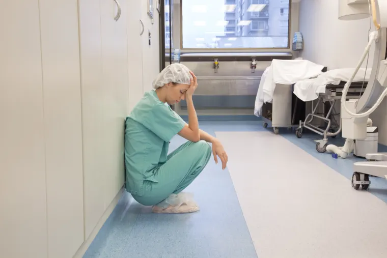 Četvrtak: Ponekad imam 12 žena i beba na odjelu i onda netko pritisne zvono za poziv jer im treba pomoć u mijenjanju pelene nakon carskog reza. Želim pomoći, ali moram dati prioritet. Jedna mama je bila toliko uznemirena njegom koju smo pružili da se sama otpustila unatoč liječničkom nalogu. Osjećala sam se nevjerojatno uzrujano kad sam ju vidjela kako odlazi, znajući da vjerojatno nije imala što jesti, niti pomoći oko svoje bebe. Nakon što je otišla, primijetila sam da još uvijek sjedi na istom krvavom ulošku na kojem je rodila, 14 sati ranije. Ovo nije prihvatljivo. Nije ni čudo da je bolnica dobila ocjenu koja zahtijeva poboljšanje od strane Komisije za kvalitetu skrbi. Čudi me da više toga ne ide po zlu.
