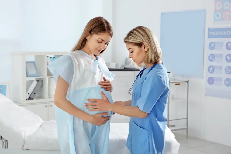 Petak: Danas je bio jedan od mojih boljih dana. Dobila sam zadatak da se brinem za ljupku damu koja je morala sama doći u bolnicu jer je njezin partner bio pozitivan na Covid-19. Nažalost, ovo je nešto što smo sve više viđali od početka pandemije i pozdravljam svaku ženu koja to može učiniti sama.
