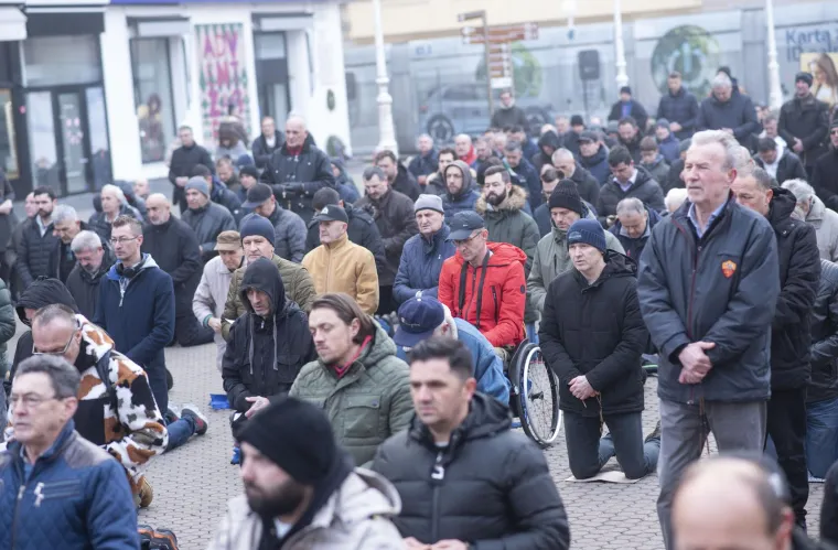 Muškarci klečali u srcu Zagreba: Mole se da budu glavne face u obitelji, za predbračnu čistoću i čednost u odijevanju