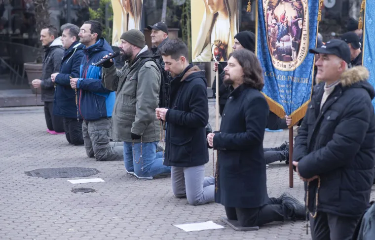 Muškarci klečali u srcu Zagreba: Mole se da budu glavne face u obitelji, za predbračnu čistoću i čednost u odijevanju