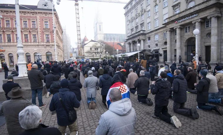 Muškarci klečali u srcu Zagreba: Mole se da budu glavne face u obitelji, za predbračnu čistoću i čednost u odijevanju