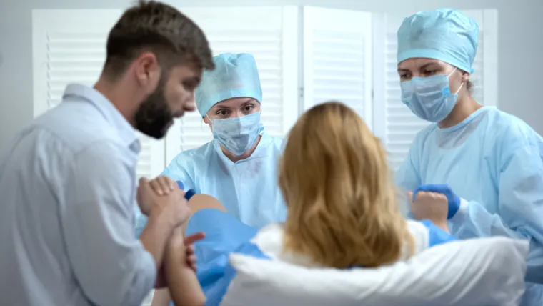 Nedjelja: Danas bi trebao biti moj slobodan dan, ali, kao i uvijek, zamolili su me da dođem. Nisam sigurna da se mogu suočiti s time, ali razmišljam o svojim kolegama, majkama i bebama koji me trebaju. Nerado kažem da. Vratila sam se na postnatalni odjel, sama. Da nisam došla pokrivati kolegice, tko bi pazio na te žene? Borim se svaki dan, samo pokušavam osigurati da su te žene sigurne. Moram ignorirati mnoge njihove zahtjeve za pomoć oko dojenja i presvlačenja.
Osam godina radim kao primalja. Znam da nikada neću preživjeti ovako do  mirovine. Želim učiniti nešto u čemu mogu pomoći ženama, ne ovo.
