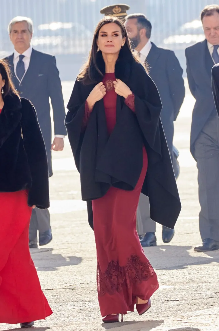 Španjolska kraljica Letizia zasjenila sve na vojnoj paradi u Madridu: Pogledajte tko se cijelo vrijeme nije odvajao od nje