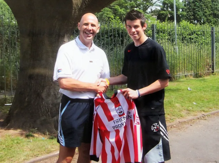 Ovaj dvojac je oduševljavao kombinatorikom i eksplozivnošću, a nakon što je Real doveo hrvatskog kapetana 2012. godine postalo je jasno da je sljedeća meta upravo Gareth Bale. Kraljevski klub je istresao čak 101 milijun eura na stol Tottenhamovog predsjednika, a Velšaninu dao golemu plaću. Iako je Bale briljirao u početnim godinama rame uz rame s našim čarobnjakom nakon nekog vremena postalo je jasno da brak njega i Reala neće funkcionirati. 