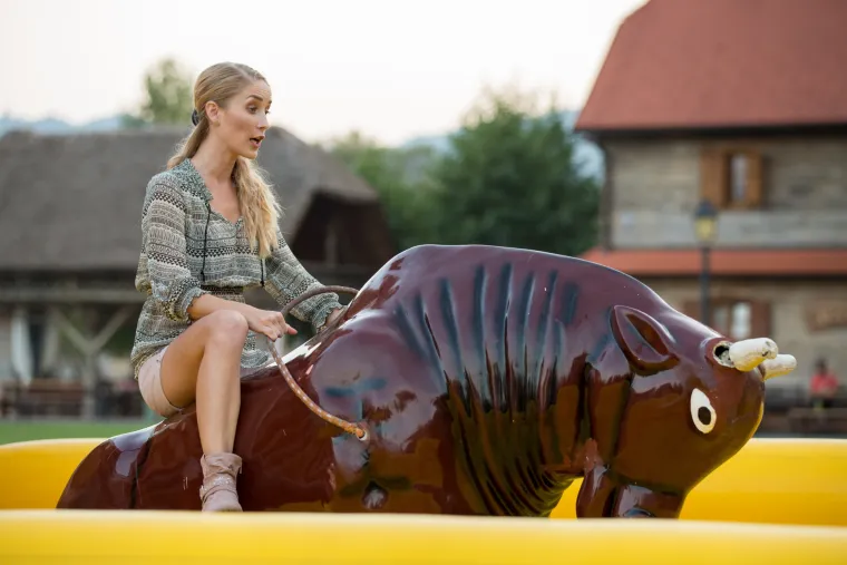 Osim konja, jahali su i mehaničkog konja