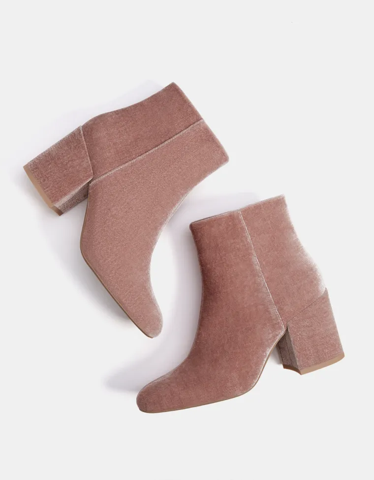 Baršunaste čizmice na srednju petu, Bershka, 229,90 kuna