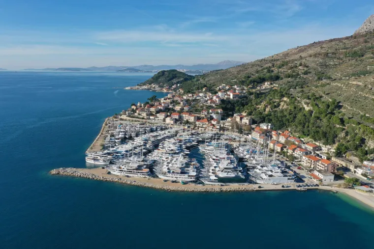 Pogled iz zraka na najdivljiju luku na Jadranu: Tu je najveća flota malih kruzera na svijetu, koja se susreće s očitim problemom