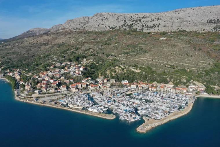 Pogled iz zraka na najdivljiju luku na Jadranu: Tu je najveća flota malih kruzera na svijetu, koja se susreće s očitim problemom