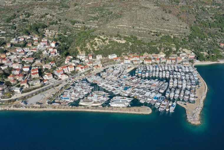 Pogled iz zraka na najdivljiju luku na Jadranu: Tu je najveća flota malih kruzera na svijetu, koja se susreće s očitim problemom