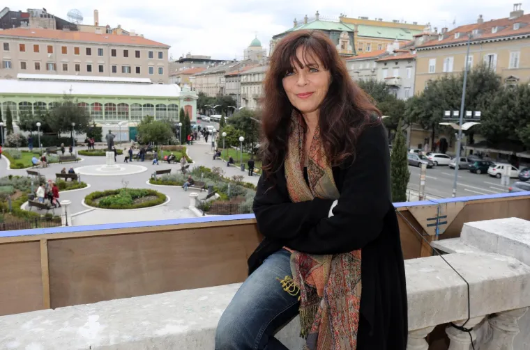 Godine 1986. je upoznala srpskog redatelja Gorana Gajića, s kojim je ubrzo započela vezu. Živjela je na relaciji Beograd – Zagreb. Hrvatski mediji su je početkom devedesetih godina optužili da se priklonila Srbiji i objavili su tekstove u kojima su je nazivali izdajicom. Dobila je otkaz u Hrvatskom narodnom kazalištu i oduzet joj je stan koji je naslijedila od bake. Dnevno je dobivala mnogo prijetnji smrću i u studenome 1991. godine Mira i Goran otišli su u Beograd, a zatim u Sjedinjene Američke Države. Prvo su došli u New York. Da bi preživjeli, Mira je radila kao konobarica, prodavačica i prevoditeljica, a njen suprug je bio dostavljač, asistent montaže i montažer.
Godine 1993. je dobila ulogu u seriji &quot;Babylon 5&quot; pa su se oboje vratili poslovima za koje su se školovali. Ubrzo su se preselili u Los Angeles gdje su kupili kuću na kredit. Vjenčali su se i 1998. godine su dobili sina, Marka Lava. Glumica se kasnije vraćala u Hrvatsku, uspjela je i vratiti stan koji je naslijedila, u koji je povremeno navraćala. Preminula je u siječnju 2021. godine. 