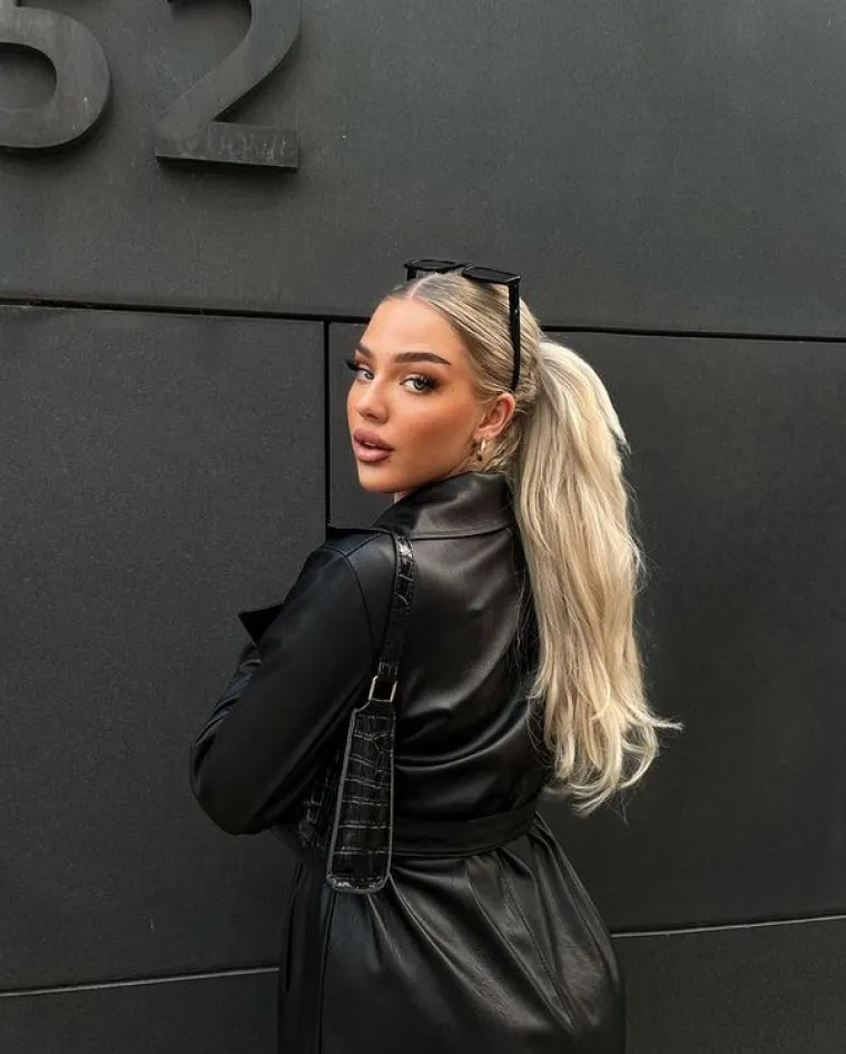 Četiri tjedna nakon viralne snimke, maloprodajna djelatnica odustala je od posla u trgovini kako bi se potpuno usredotočila na svoju neočekivanu novu karijeru influencerice, piše fenix-magazin.de.