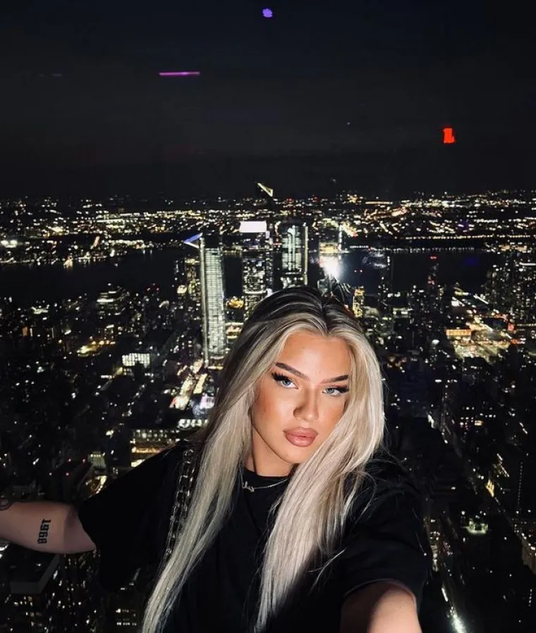 Radno mjesto u samoposluzi zamijenila je onim na TikToku i Instagramu, gdje je prati oko 250.000 obožavatelja.