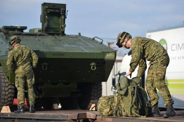 U NATO- aktivnosti ojačane prednje prisutnosti u Republici Litvi, u 1. hrvatskom kontingentu sudjeluje 181 pripadnik Oružanih snaga RH u sklopu borbene skupine pod vodstvom Savezne Republike Njemačke, a glavninu snaga čine pripadnici mehanizirane satnije iz sastava 1. mehanizirane bojne "Tigrovi" Gardijske mehanizirane brigade Hrvatske kopnene vojske.