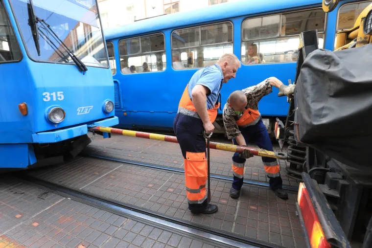 Kad se male ruke slože: U cijelom kolapsu umjesto galame jednih na druge, građani pomogli progurati tramvaj