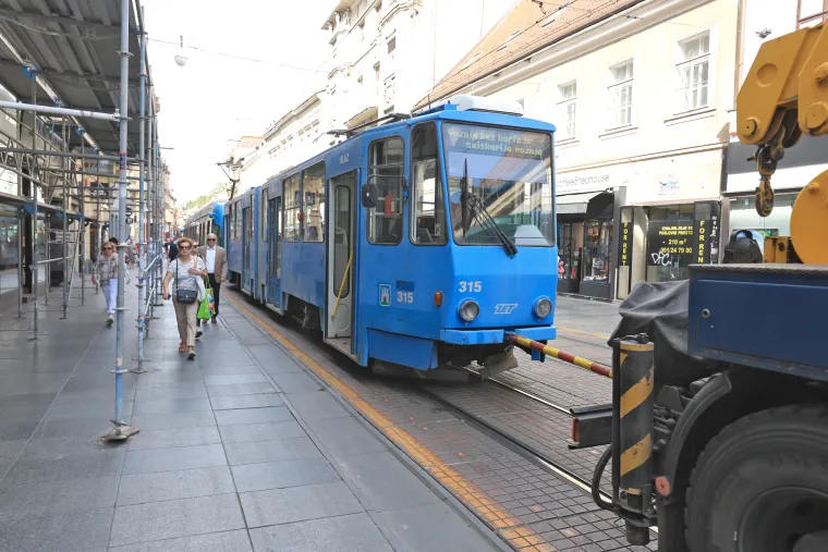 Kad se male ruke slože: U cijelom kolapsu umjesto galame jednih na druge, građani pomogli progurati tramvaj