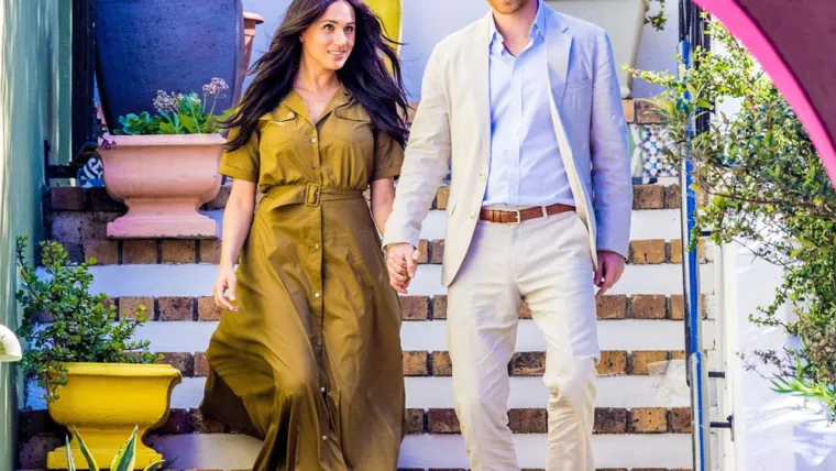 &apos;Meghan razumije svijet agenata i dogovora. Mislim, ovo nije bio Harryjev svijet, ali je odlučio vjerovati Meghan&apos;, zaključuje Brown. Također je istaknula kako &apos;Meghan nije mogla odoljeti svemu što se nudi na bifeu slavnih&apos;. 