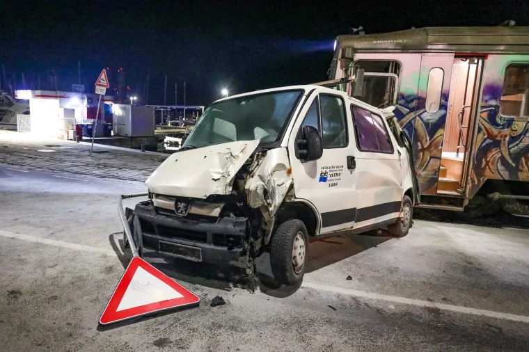 Nestvarne scene na pulskoj Rivi: Vlak s nekoliko putnika se zabio u kombi i gurao ga nekoliko stotina metara
